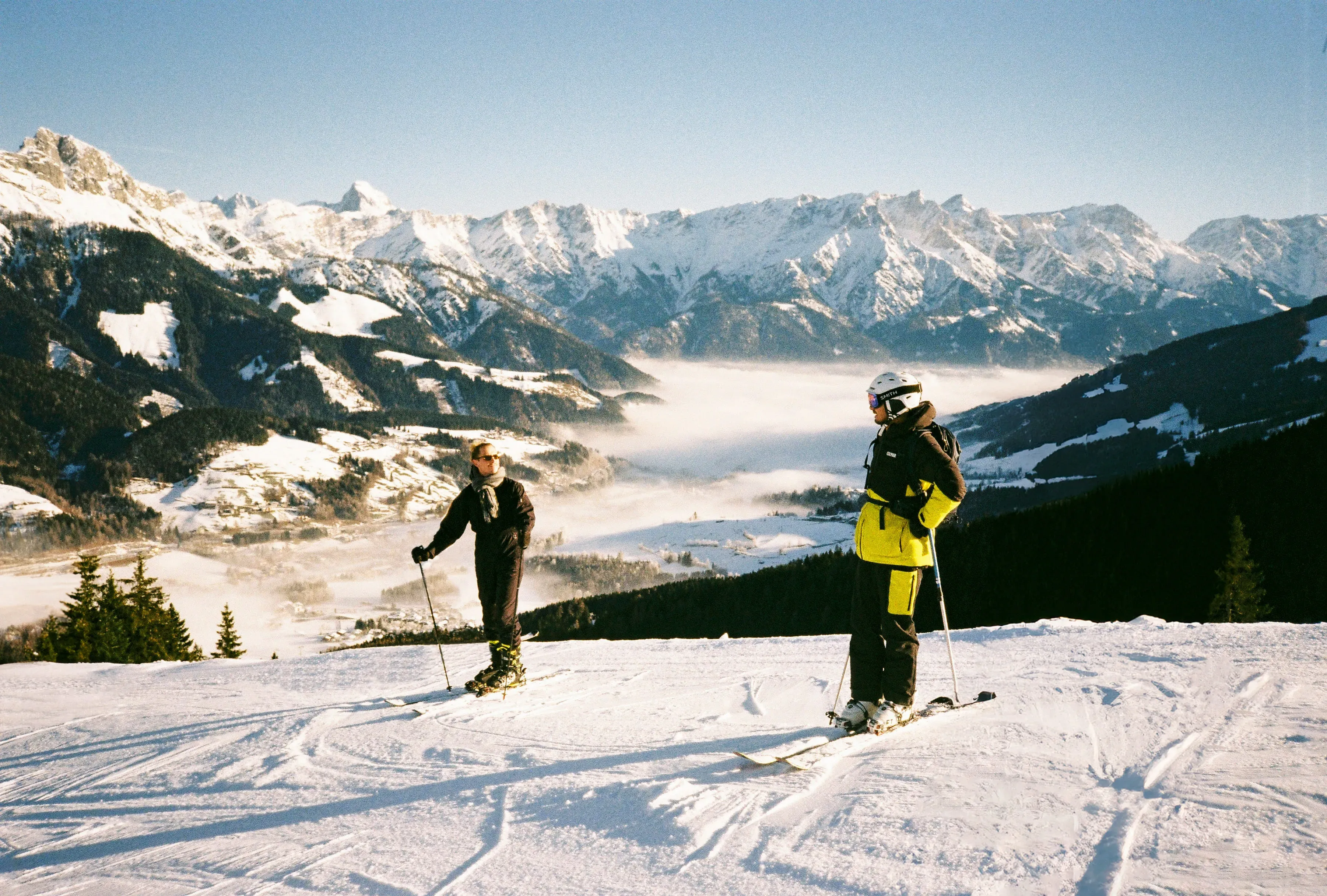 Groep skiërs op de top